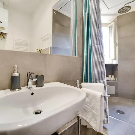 Lovely Renovated 2bed Flat In Central Location דירה רומא