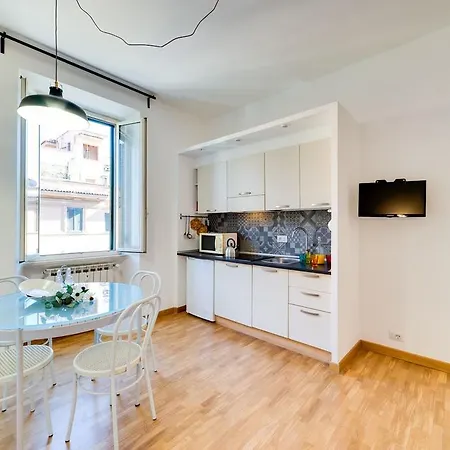 Lovely Renovated 2bed Flat In Central Location דירה *