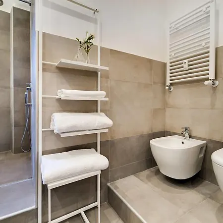Lovely Renovated 2bed Flat In Central Location רומא
